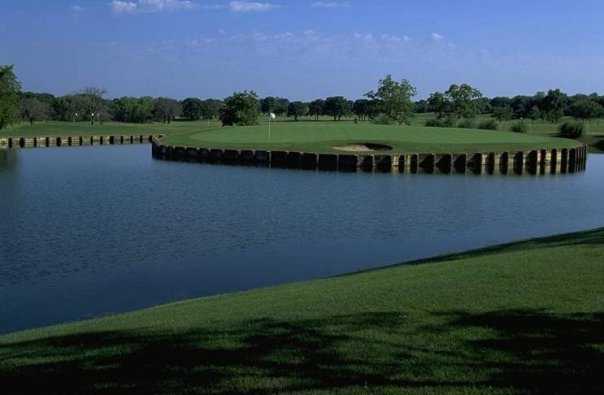 A hole surrounded by bunkers at Tour 18 Dallas