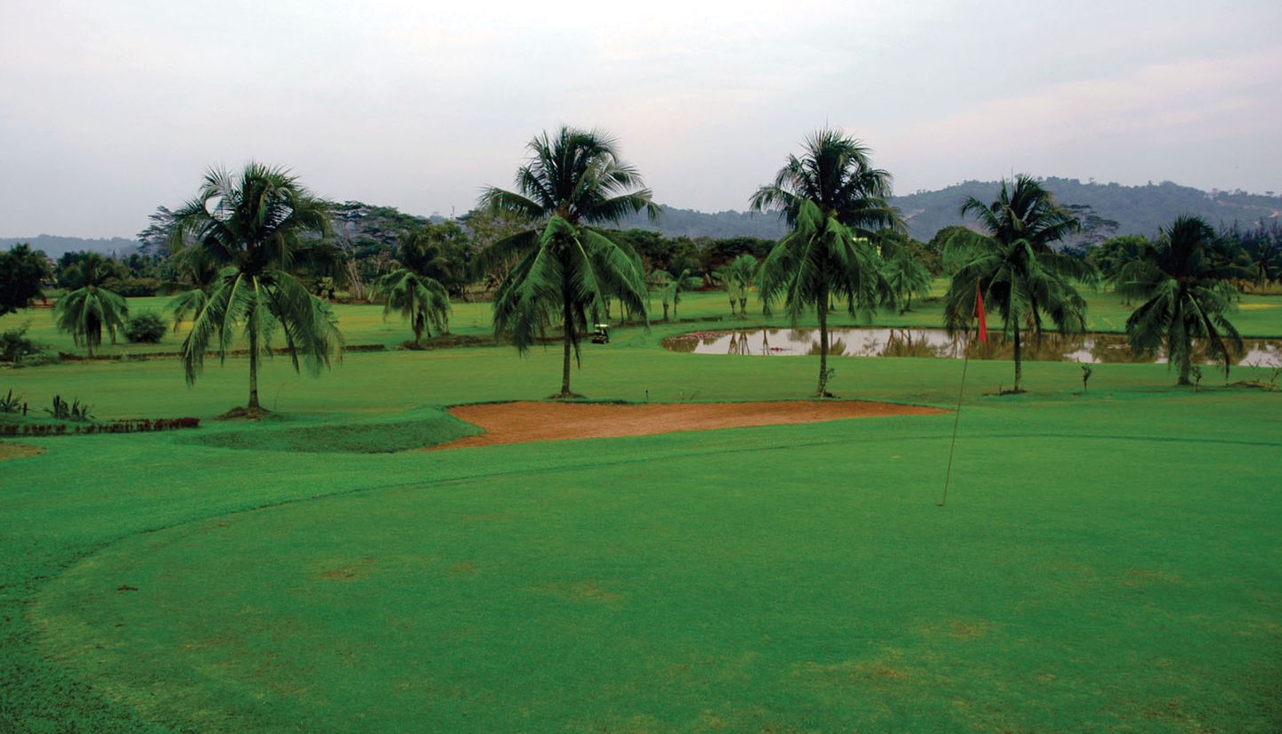 Mahulu Golf Course & Putri Ayu Inn Cottages