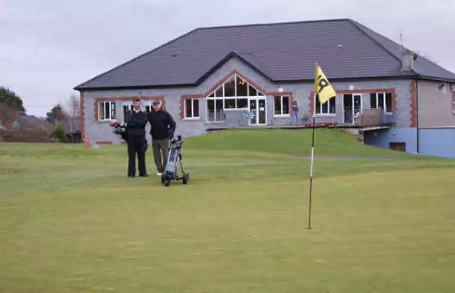 Kilrush GC: Clubhouse & #18