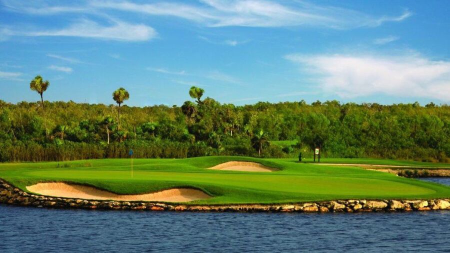 Moon Spa & GC - Lakes: signature hole