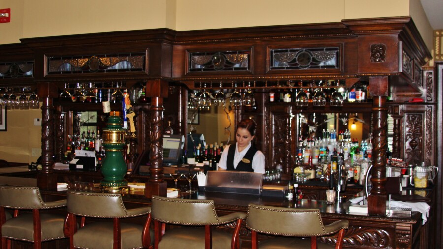 Holly Inn - The Tavern