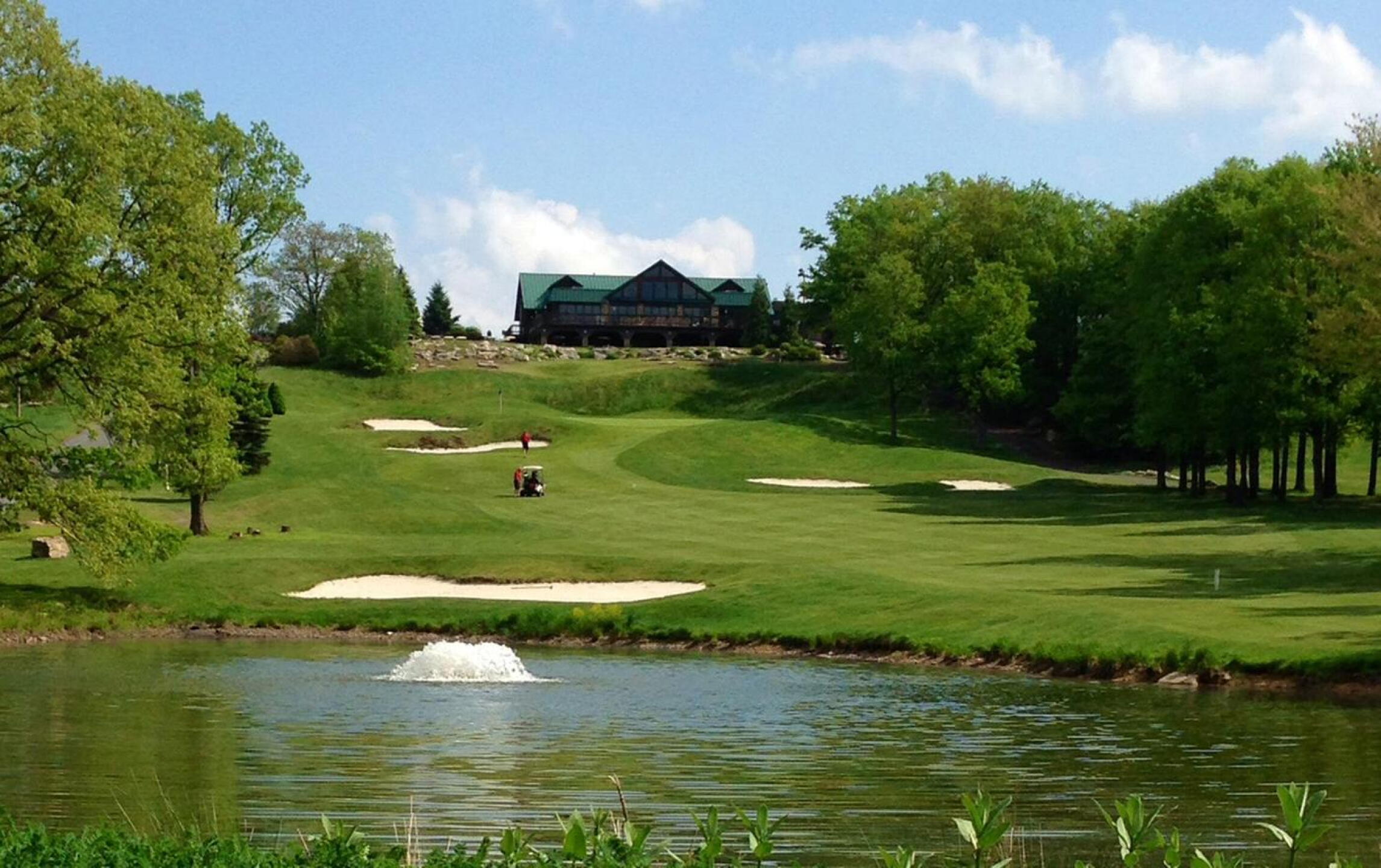 Valley #18 and clubhouse (Photo submitted by sam859462 on 07/31/2018)