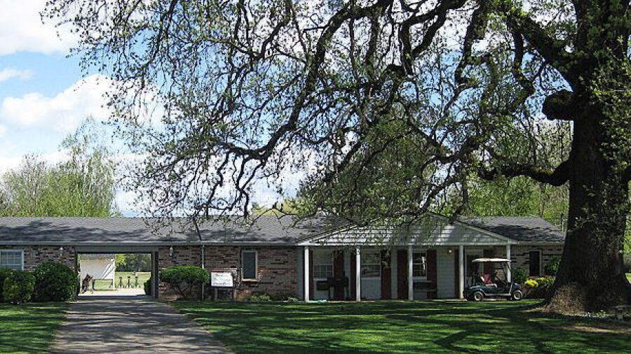 Churn Creek GC: clubhouse