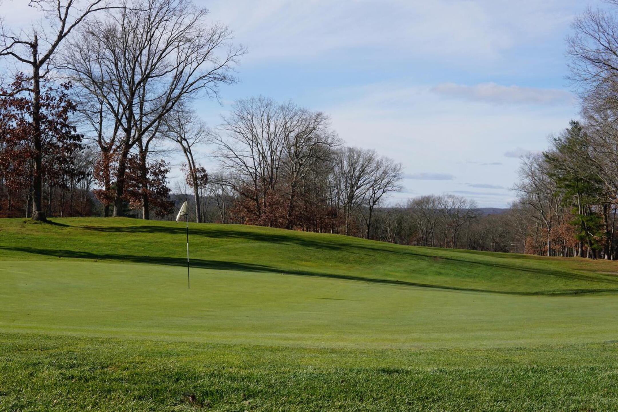 The sixth: a rigorous par-4, it energetically climbs a hill on the way to a heavily sloping green. (Photo submitted by AptlyLinked on 12/06/2022)