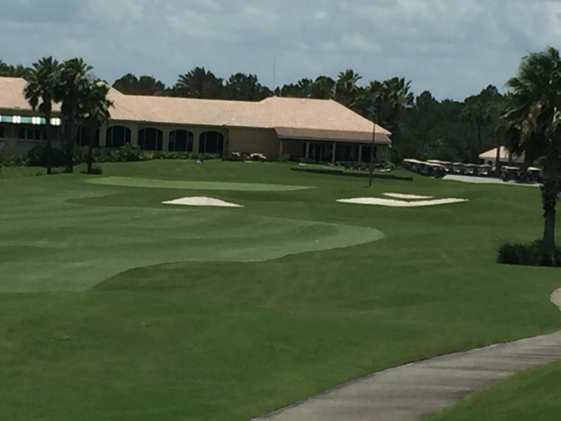 18th green and clubhouse (Photo submitted by arobbi77 on 06/17/2016)