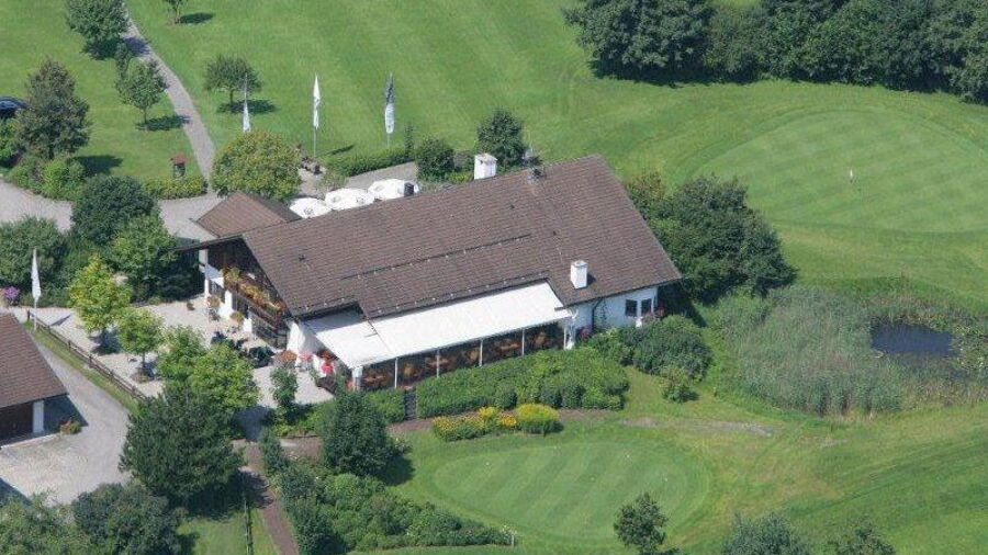 Iffeldorf GC: putting green & clubhouse