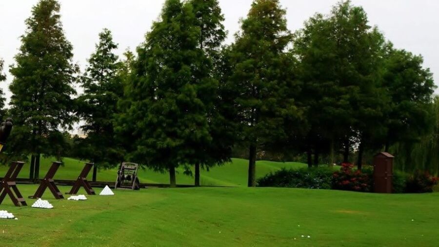 7 Lakes GC: Practice area