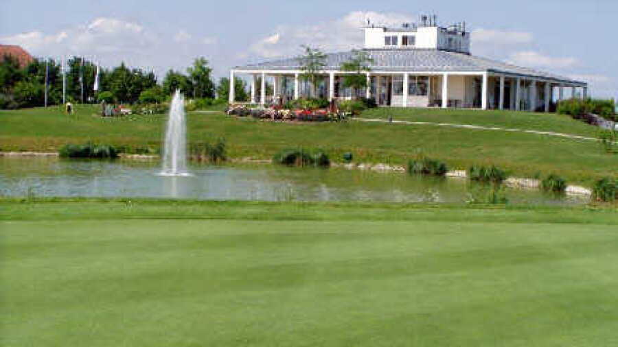 Gaeuboden GC: clubhouse & fountain
