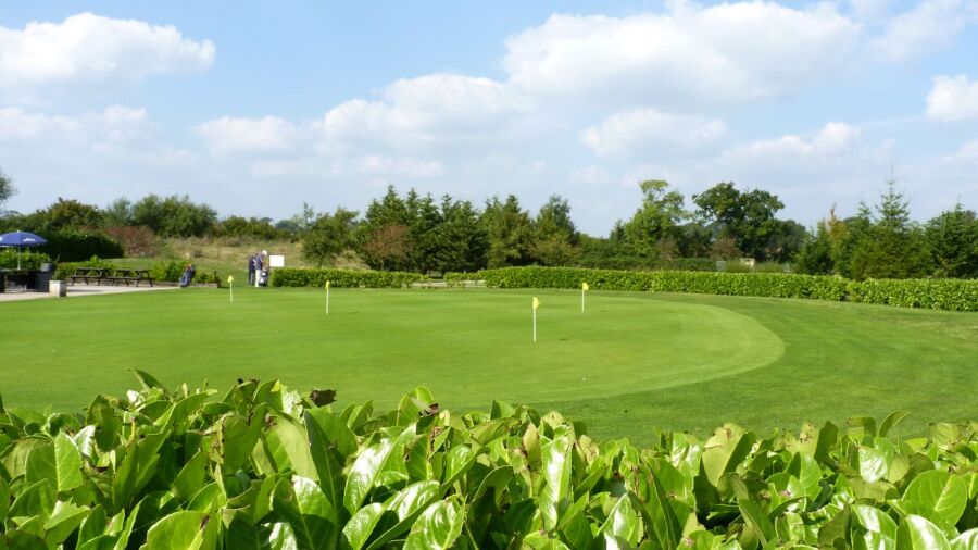 Aylesbury Vale GC: Putting green 