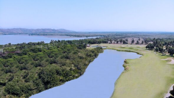 Isla Navidad CC - The Lagoon: #5