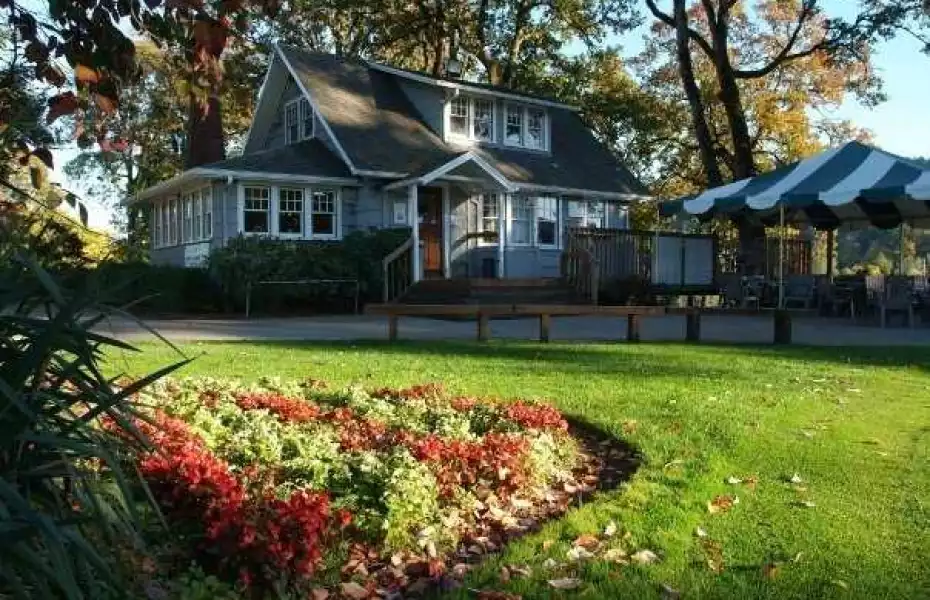 Sah-Hah-Lee Clubhouse