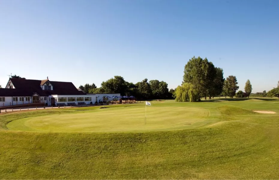 Laleham GC: Clubhouse and 18th green
