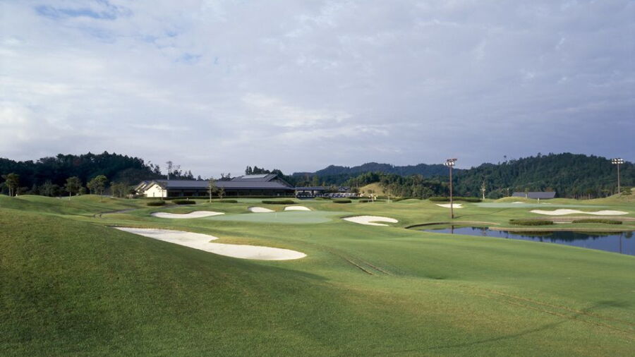 Twin Bell GC - Tsuchiyama: #18 & clubhouse