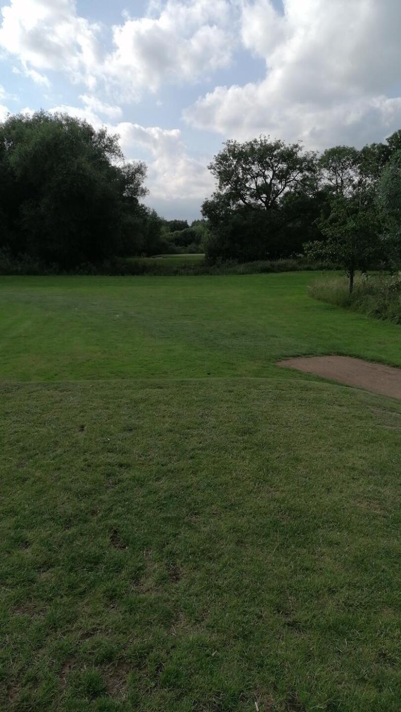 Typical tee shot - you have to get thru the gap between the 2 biggest trees which are also just behind a deep stream! (Photo submitted by 0hwR2viWAoWPbobDRx7U on 07/13/2021)