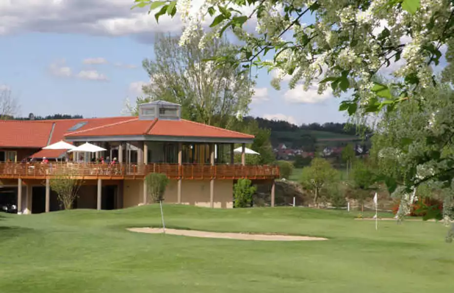 Straubing Stadt G & CC – Championship: #18 & clubhouse