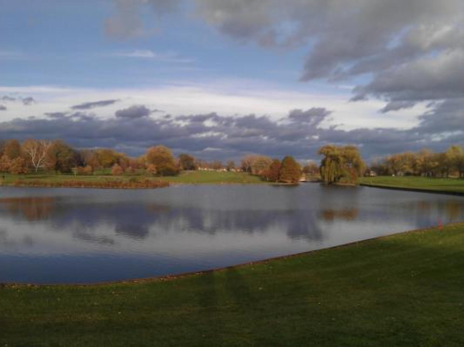 Beautiful Fall Day! Schaumburg Golf Course (Photo submitted by silver92z on 10/31/2012)