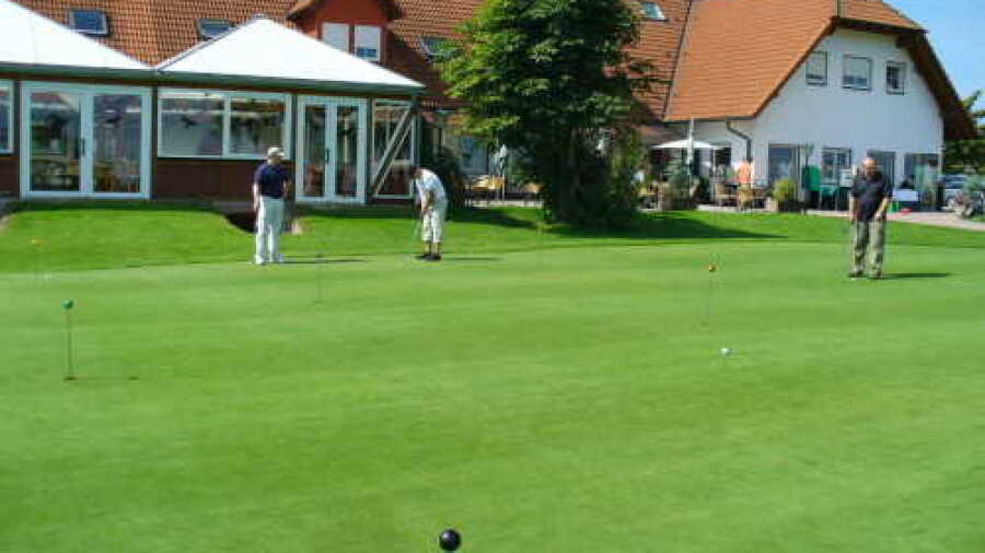 Gut Sansenhof GC: clubhouse & putting green