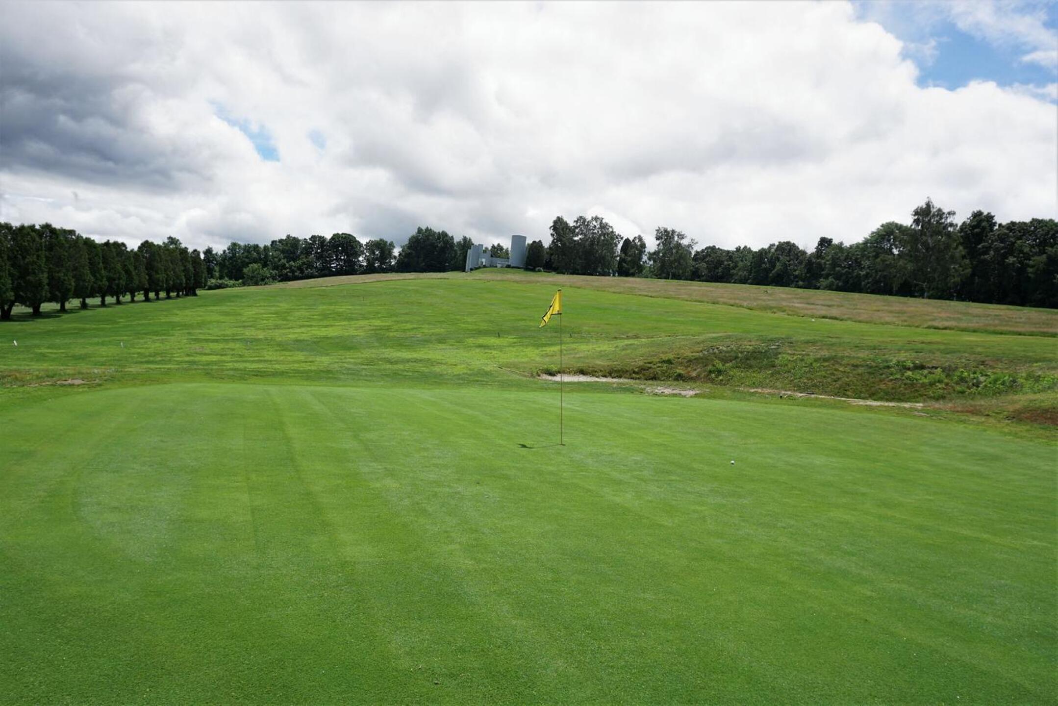 Fifth. This dogleg-right par four plays uphill, then descends to a green flanked by bunkers. (Photo submitted by AptlyLinked on 07/07/2021)