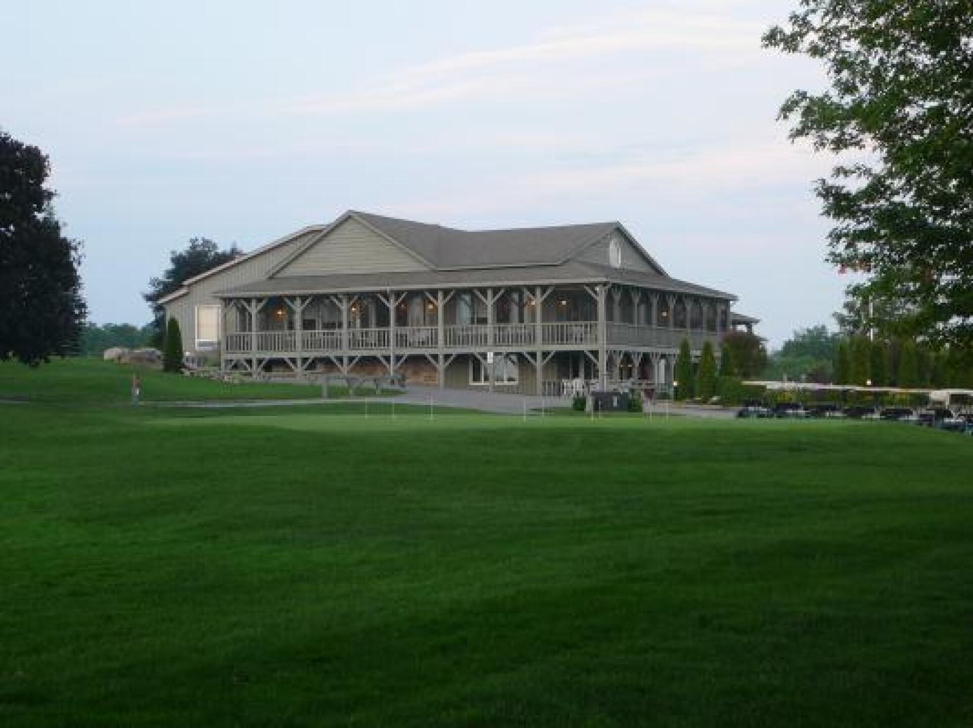 Clubhouse and dinning room (Photo submitted by welcombe on 09/23/2012)