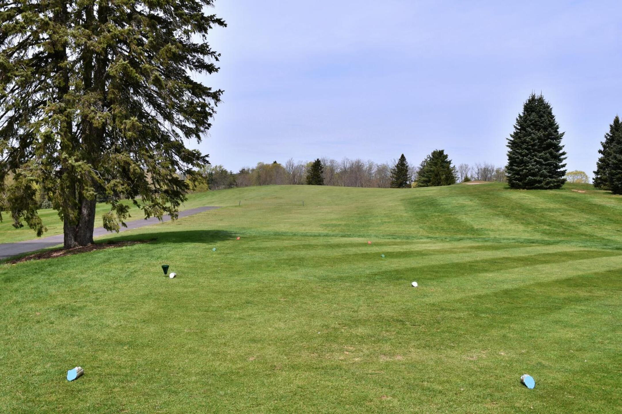 4th: the fairway climbs gradually, then falls as it approaches the green–yet overall this is still the “flattest” hole of the nine. (Photo submitted by AptlyLinked on 04/26/2025)