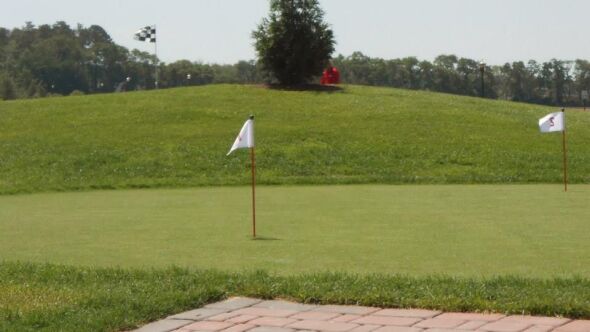 American Classic GC: putting green & #9