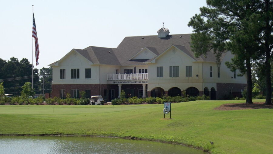 The Links at Cadron Valley GCC: Practice area & clubhouse