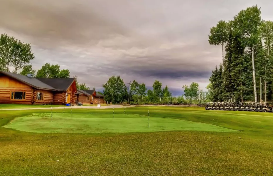 Hay River GC: Clubhouse & practice area