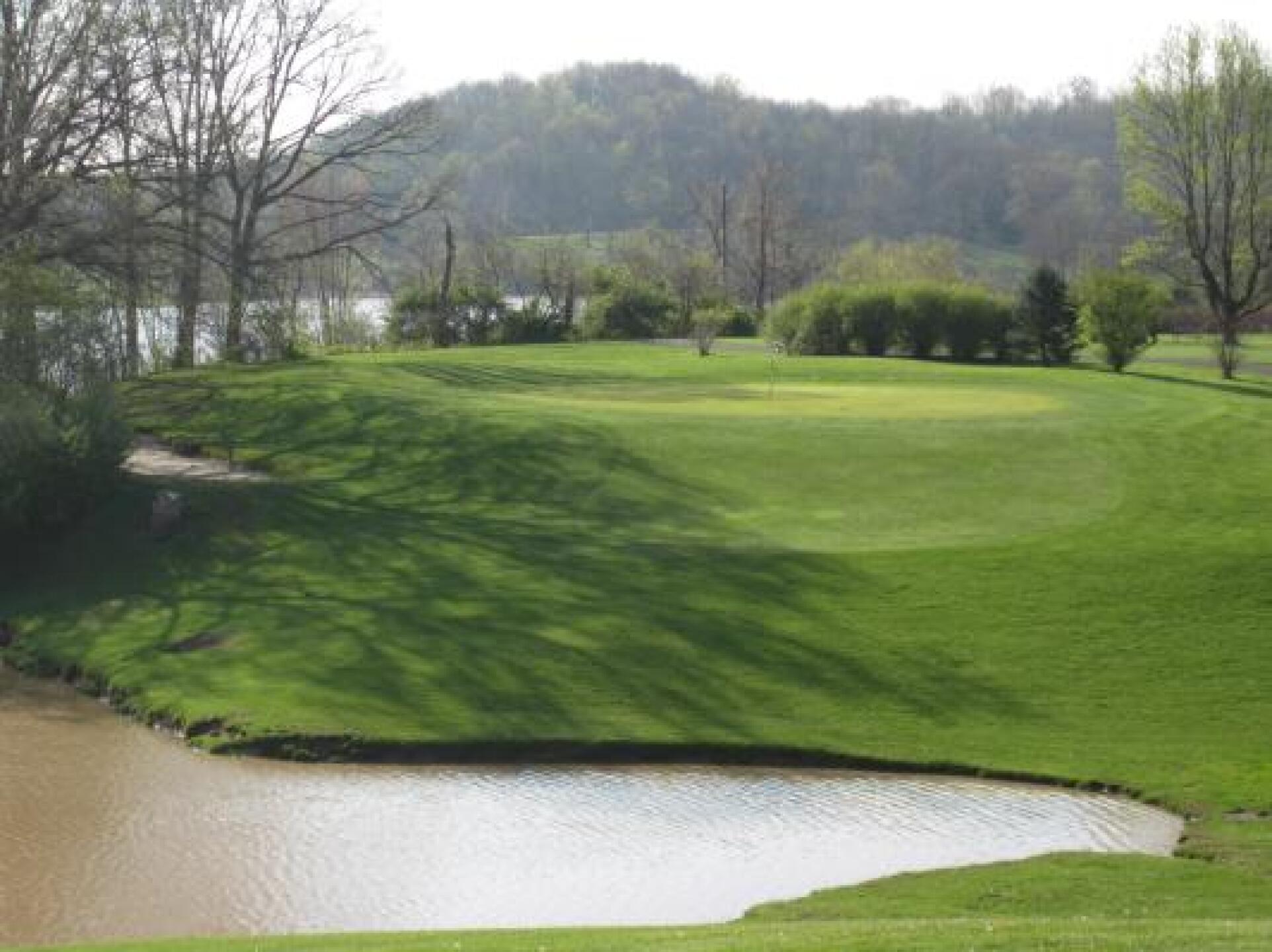 Par 3 - 15th Hole (Photo submitted by scrawley18 on 05/13/2014)