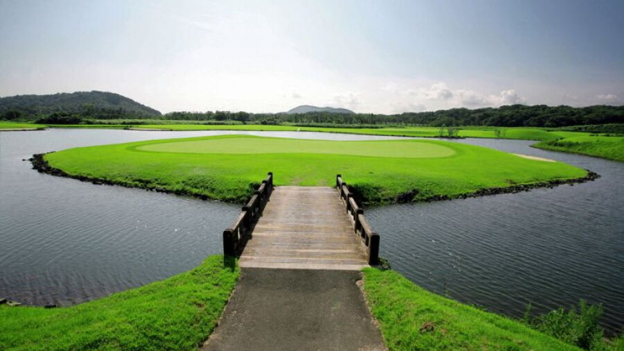 Ecoland Golf & Resort - Beach Hills: Island green