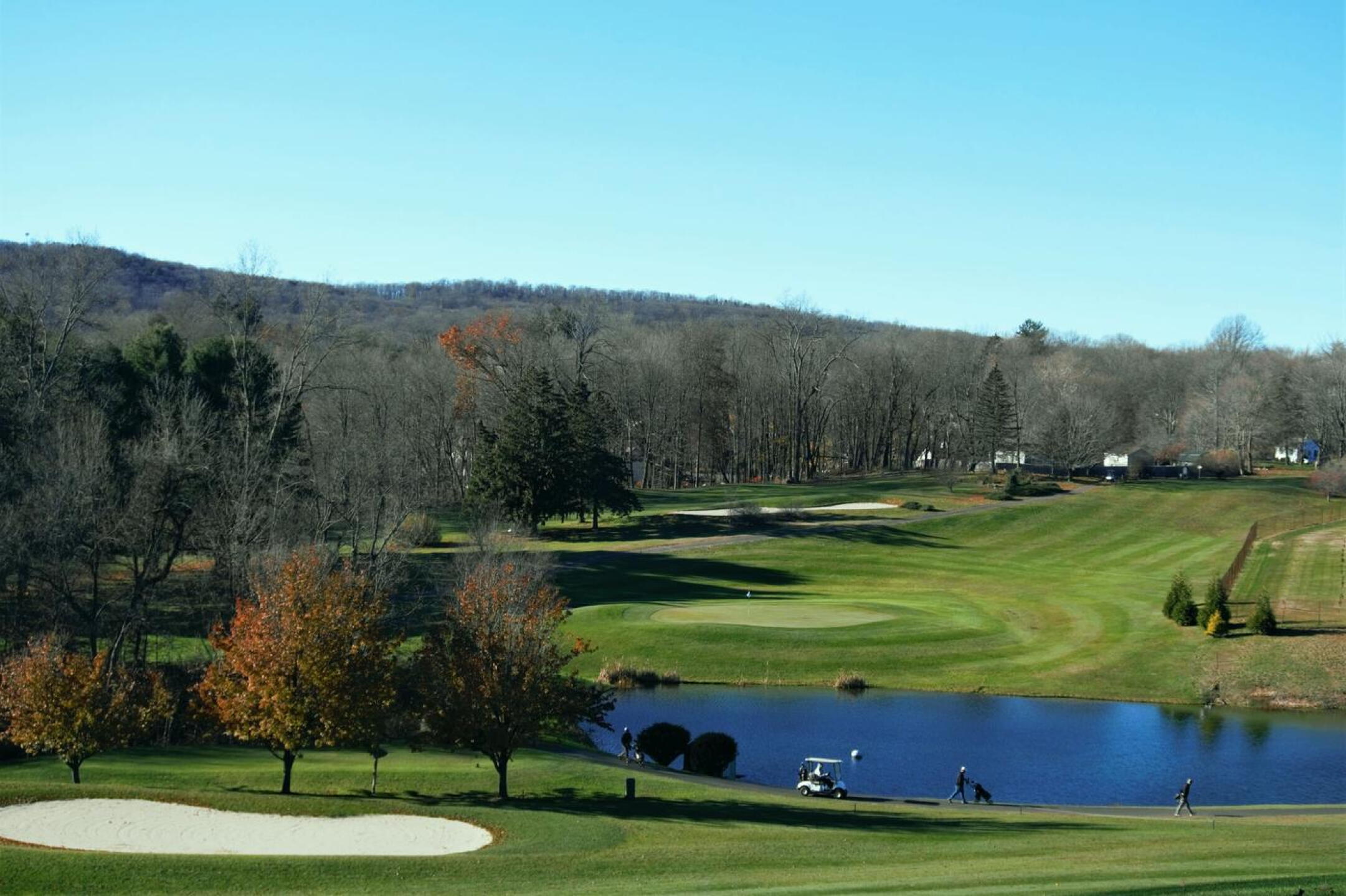 In the ninth rough, OOB stakes mark the line between the golf course and its driving range/practice area. (Photo submitted by AptlyLinked on 11/25/2021)