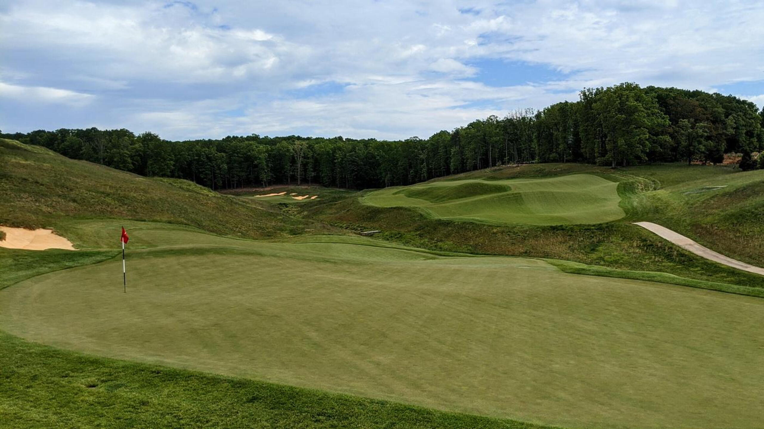 The par-4 4th demands your very best on the approach shot. (Photo submitted by Back9Ben on 05/17/2020)