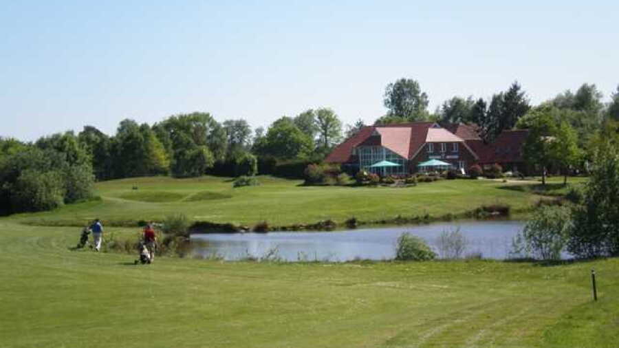 Hude GC – 18-hole: #18 & clubhouse