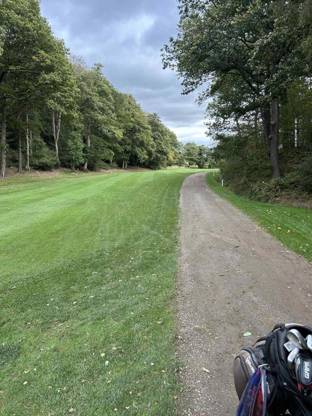 The 3rd hole dog leg with Out of bounds markers both sides. (Photo submitted by PJCunning1 on 10/10/2025)