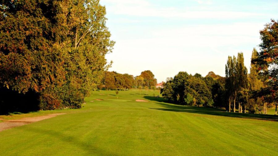 Tree lined fairway at Bowring 