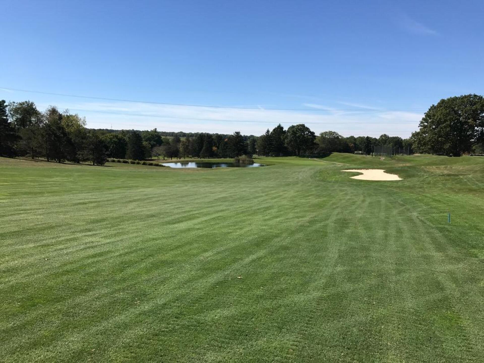 Par 4 eighth, only place were water really comes into play. (Photo submitted by carolinadad on 10/01/2017)