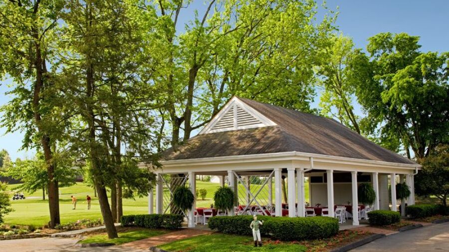 Outdoor golf pavilion