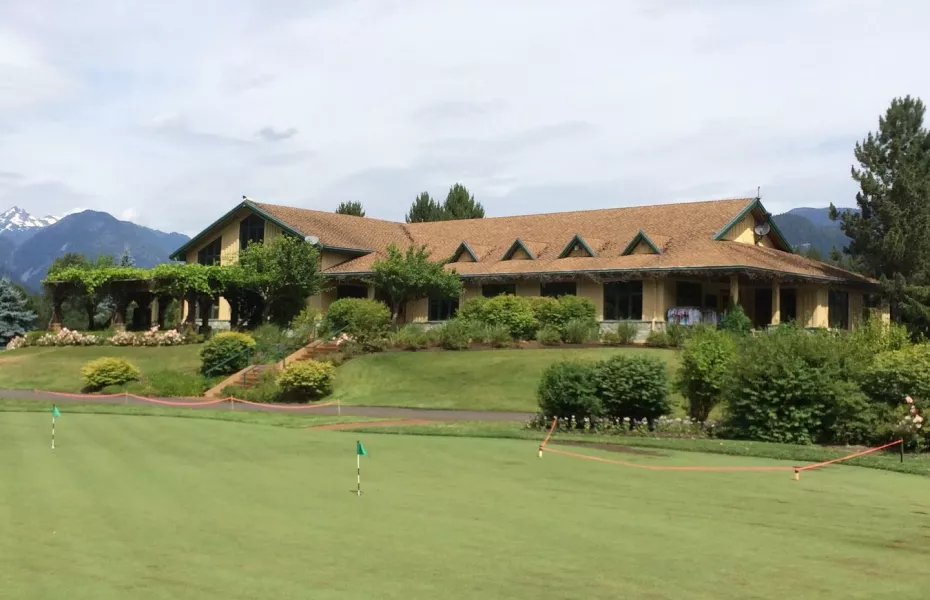 Big Sky: Clubhouse & putting green