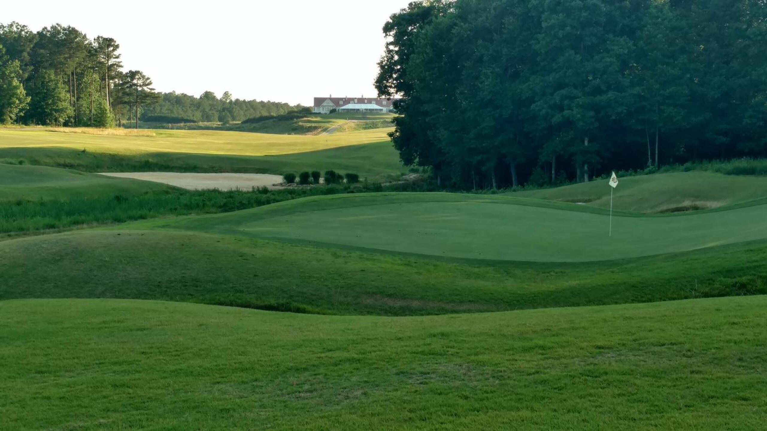 Looking back at the par-5 10th and clubhouse in the background. (Photo submitted by Back9Ben on 06/12/2017)