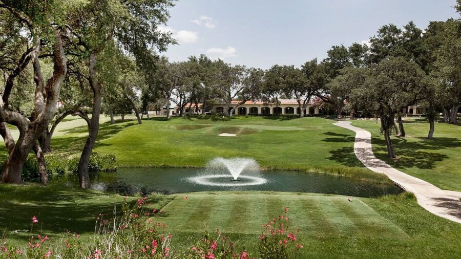 Oak Hills CC: Clubhouse