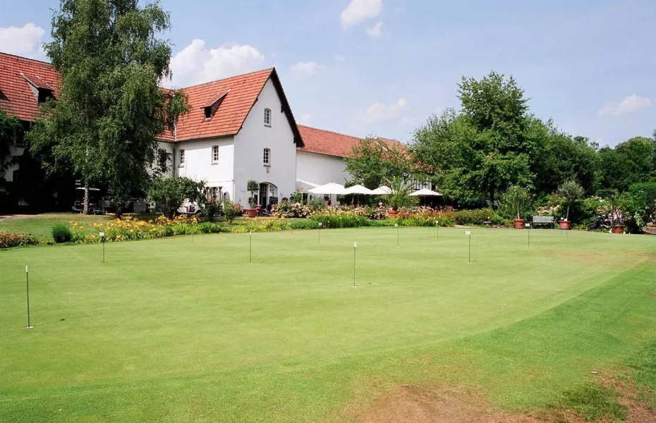 Oberhessischer GC Marburg: putting green & clubhouse