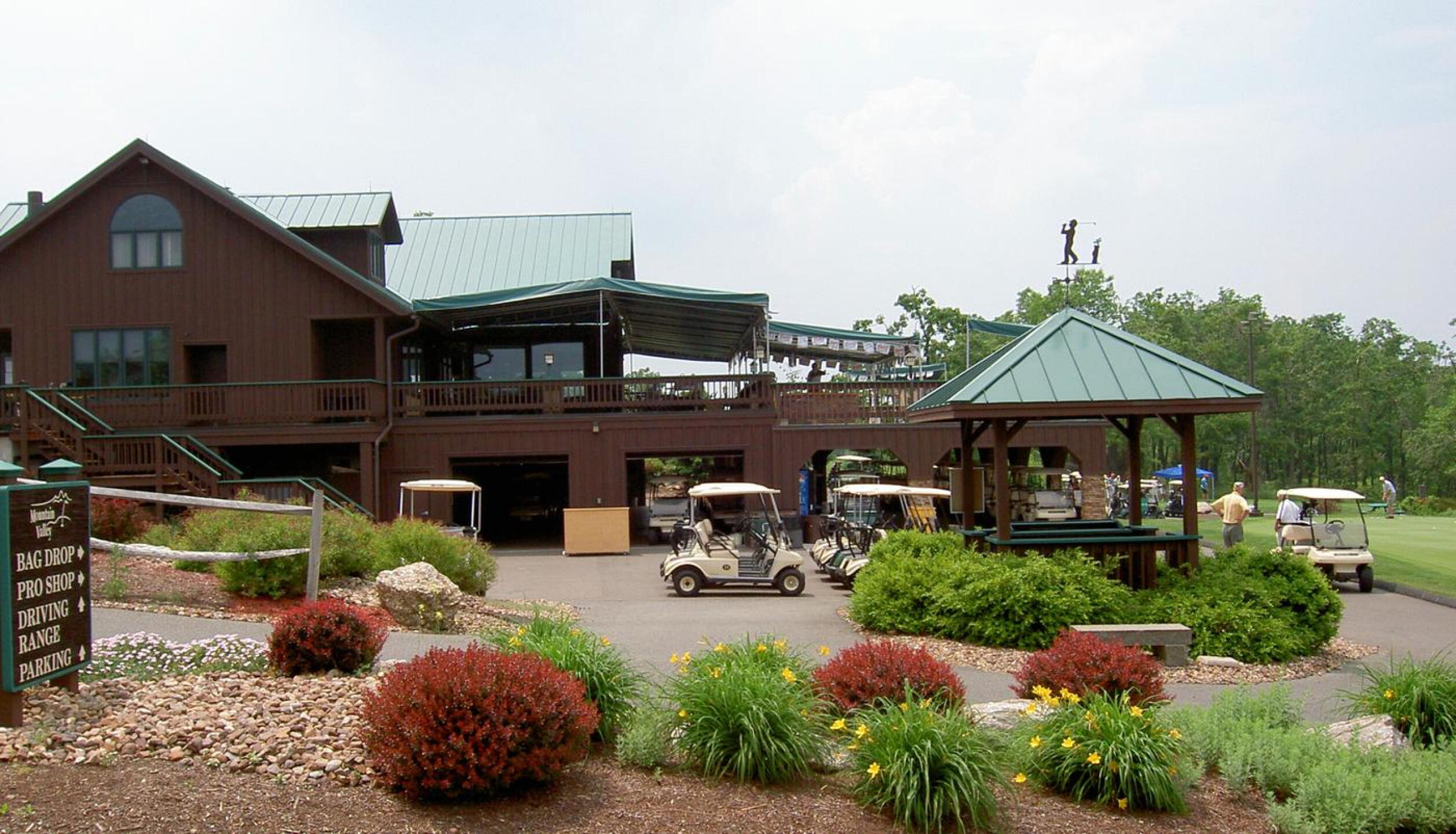 clubhouse and practice green (Photo submitted by sam859462 on 07/31/2018)