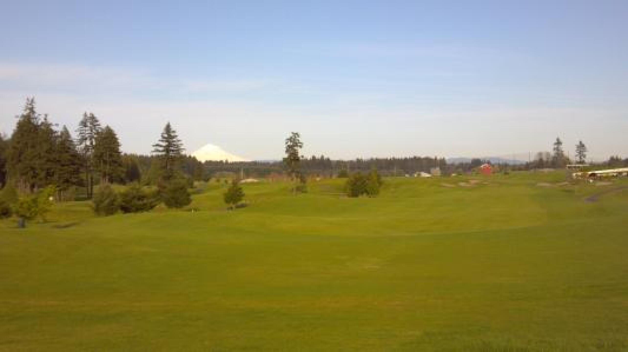 Great course with great views of Mt.Hood (Photo submitted by Herman9008994 on 05/01/2013)