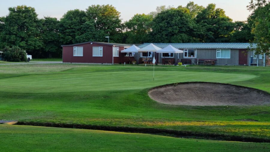 Garmouth & Kingston GC: #18 & clubhouse