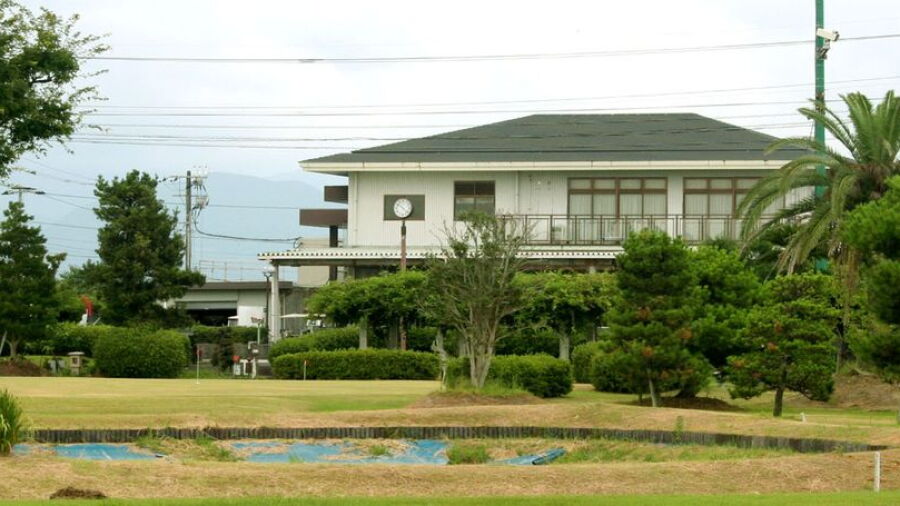 Mutsugoro CC: Clubhouse & putting green