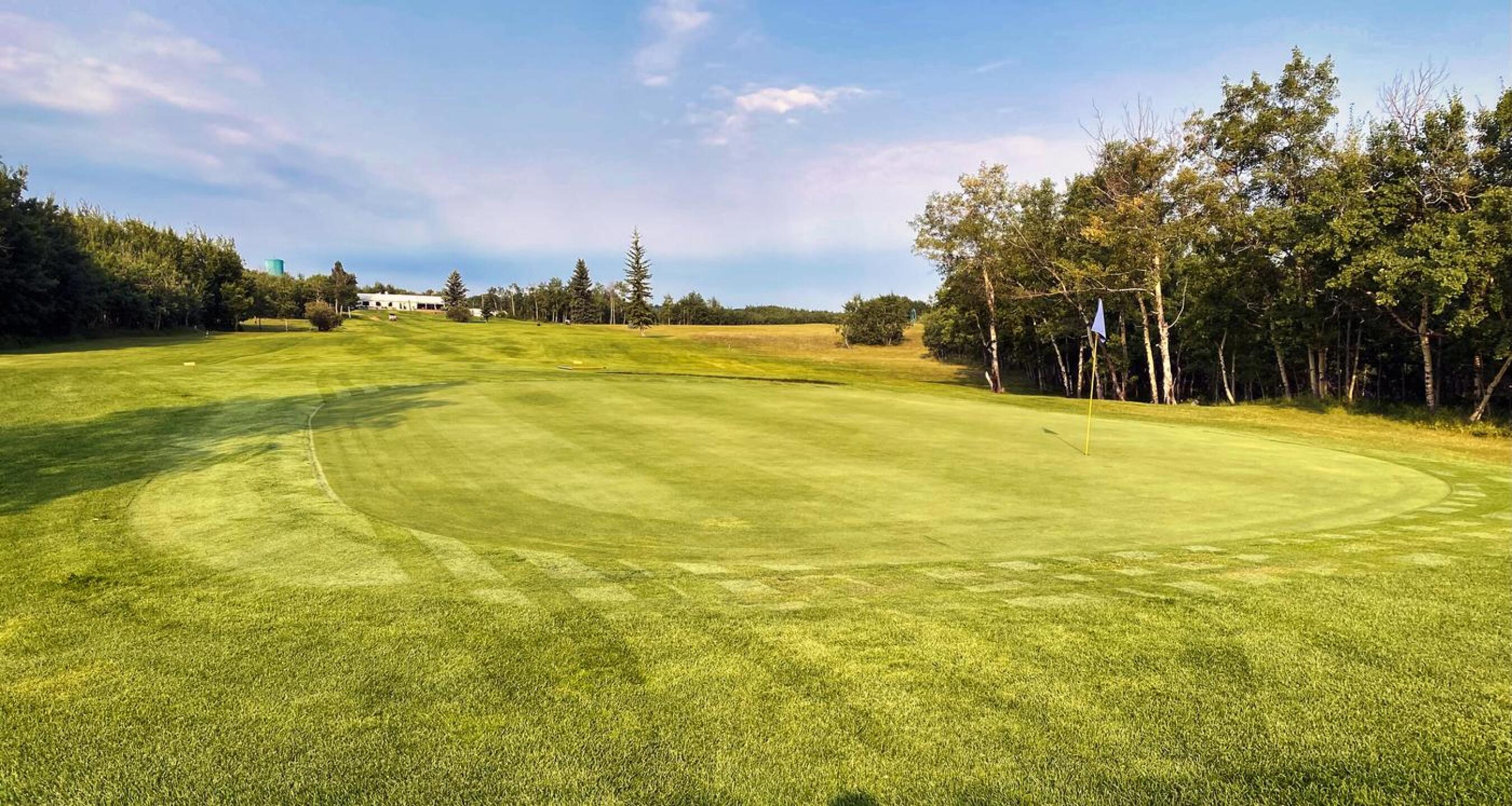 Hughenden GC, Hole 1, Par 4, 347 yds (Photo submitted by DYakimec on 08/05/2023)