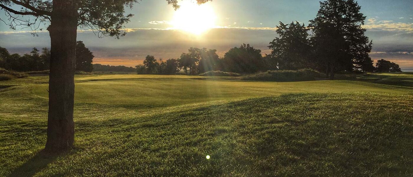 Seaview Golf Club - green with pin flag and sun