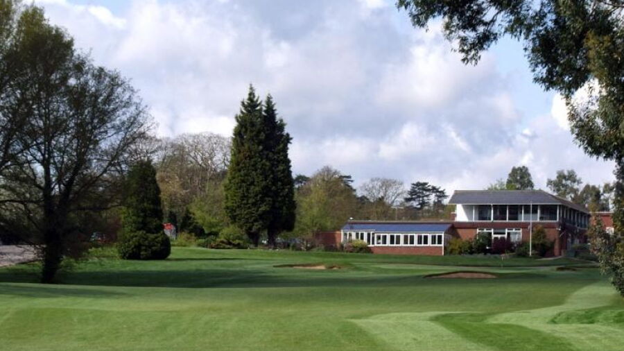West Malling GC - Hurricane: #18 & clubhouse