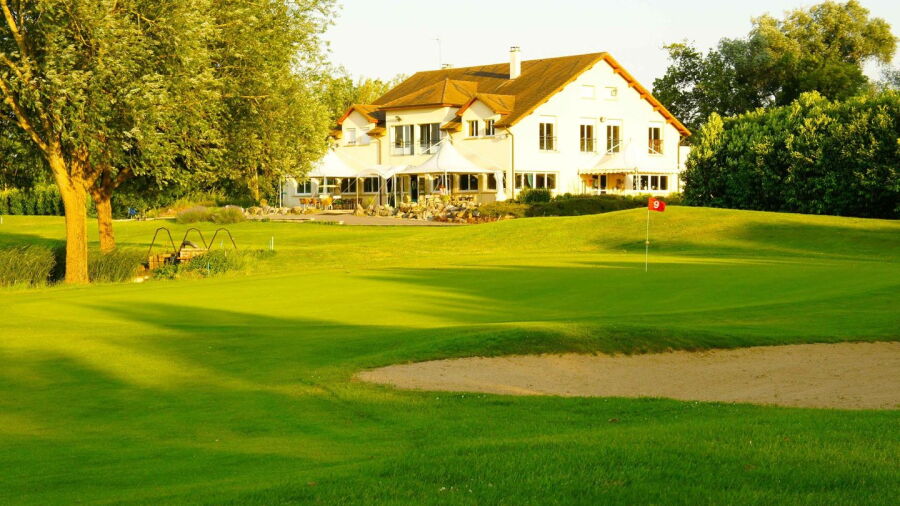 Beaune Levernois GC - 18 Holes: Clubhouse & #9