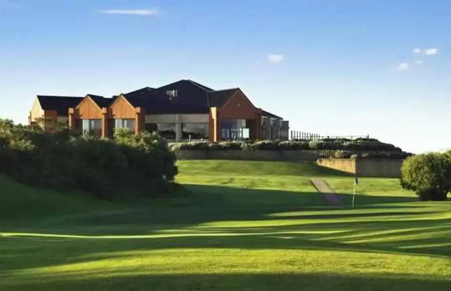 Albany GC: #18 & clubhouse