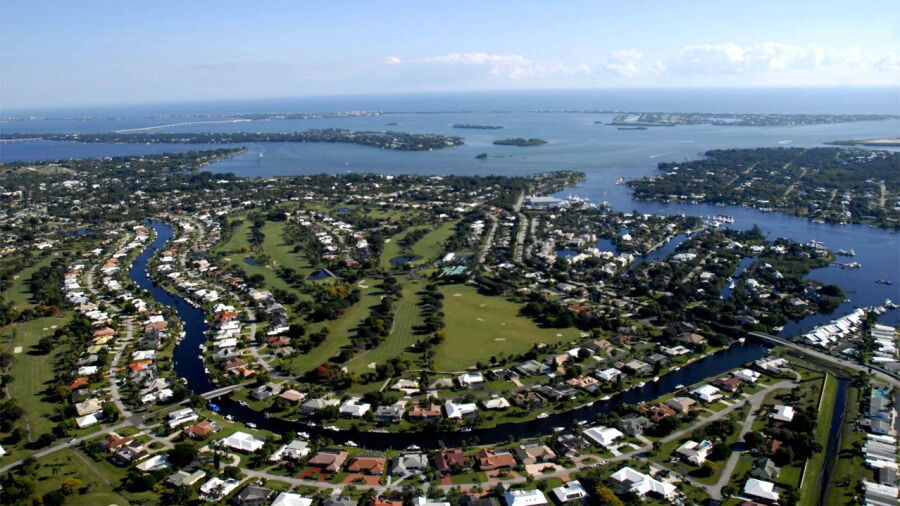 Yacht & CC: Aerial view